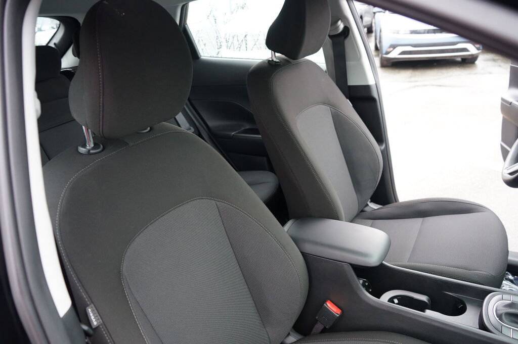 Used 2024 Hyundai Kona SE image 17