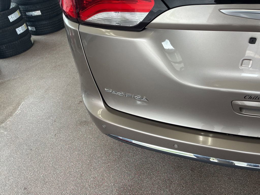 Used 2017 Chrysler Pacifica Touring-L w/ Tire & Wheel Group FWD image 18