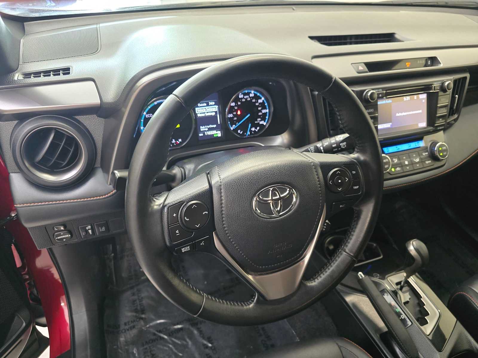Used 2018 Toyota RAV4 SE AWD/4WD image 2