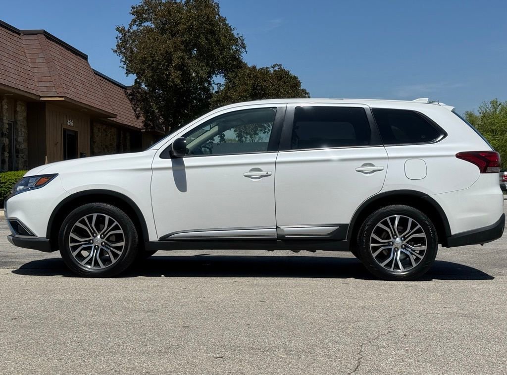 Used 2017 Mitsubishi Outlander ES AWD/4WD image 2