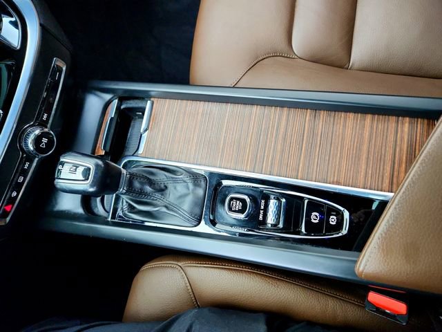 Used 2020 Volvo V60 T5 Momentum w/ Protection Package image 22