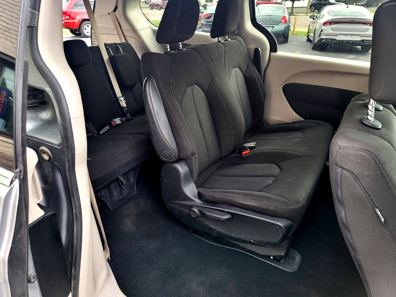 Used 2020 Chrysler Voyager L image 11