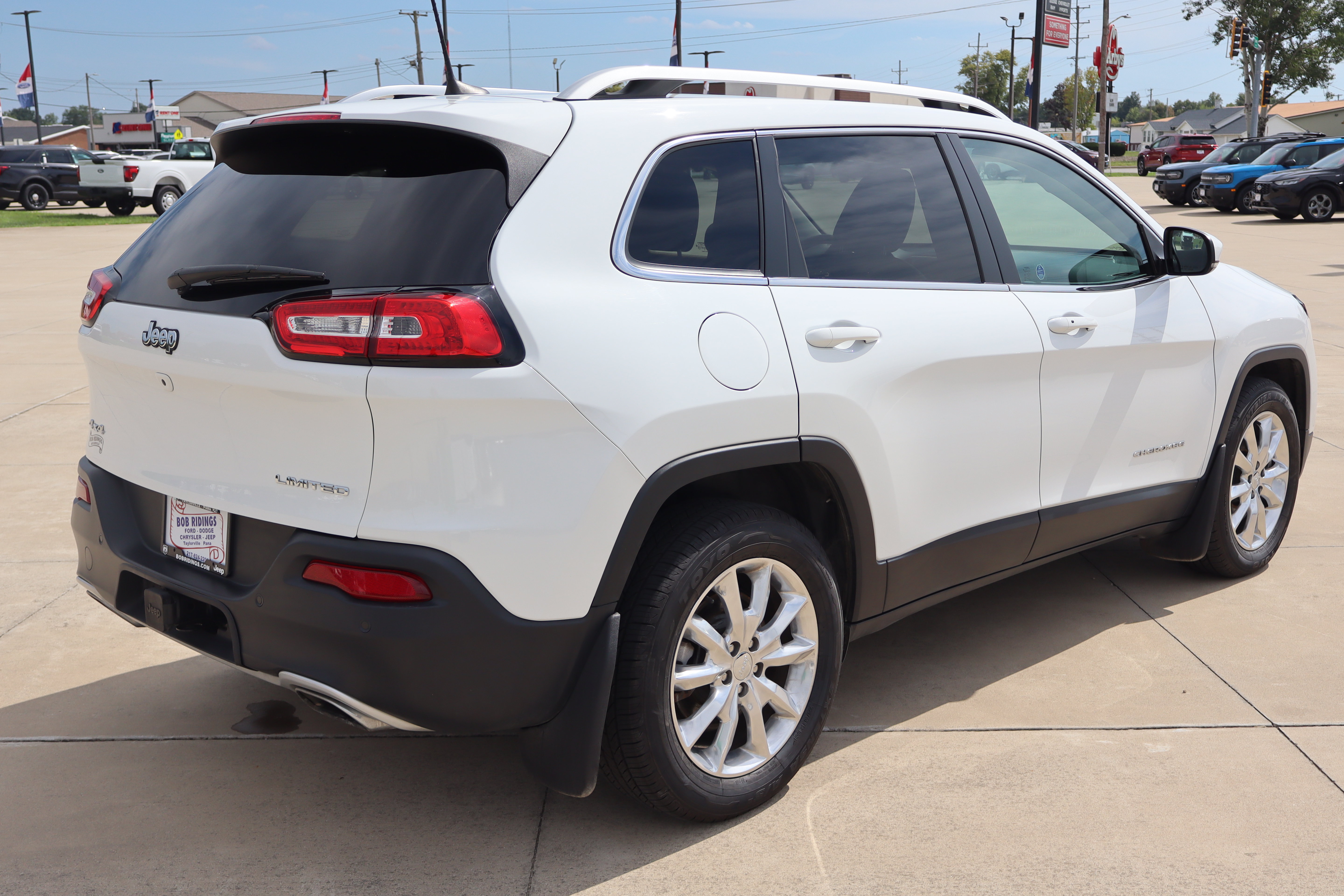 Used 2017 Jeep Cherokee Limited w/ Luxury Group AWD/4WD image 5