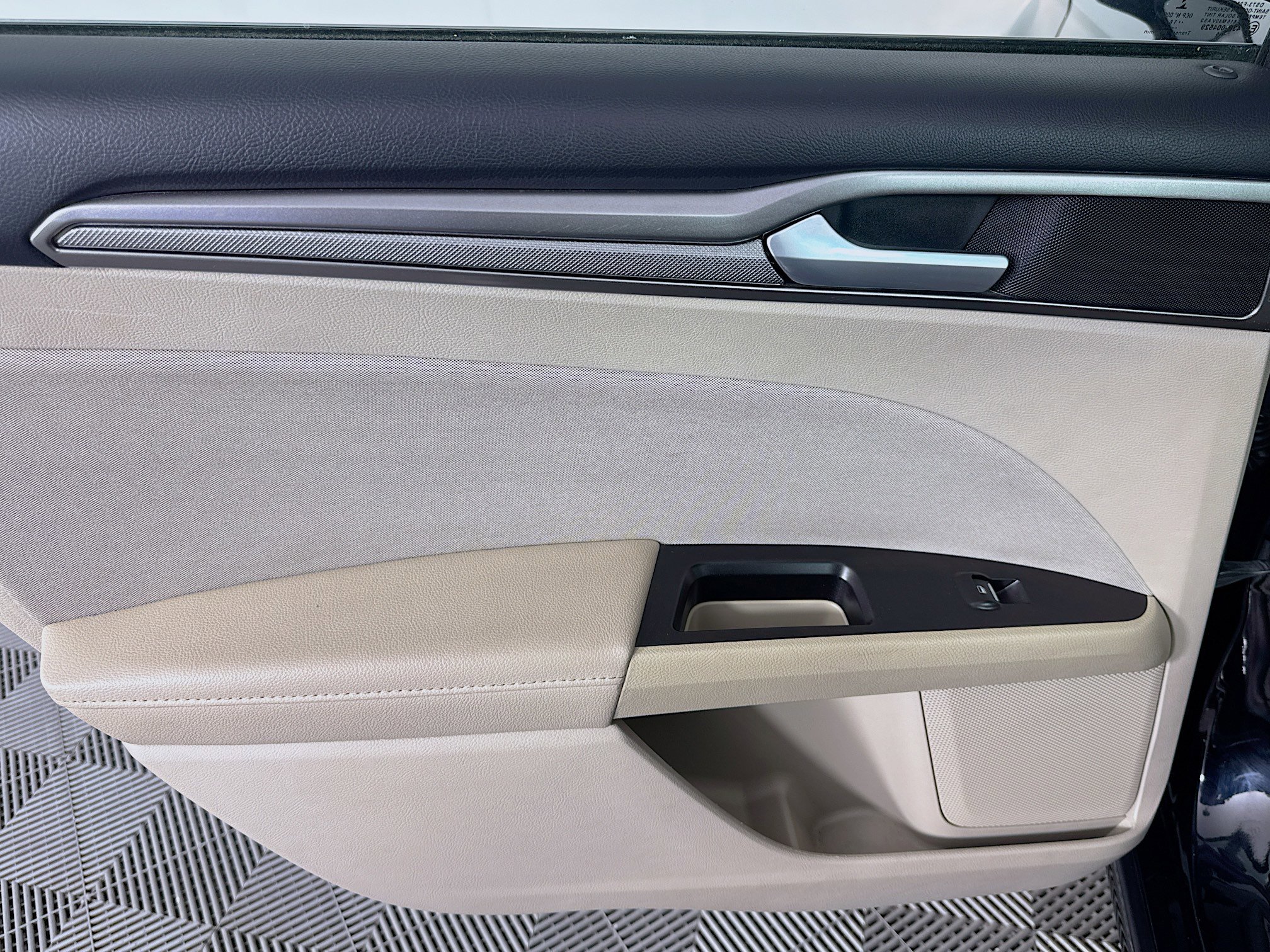 Used 2017 Ford Fusion SE image 25