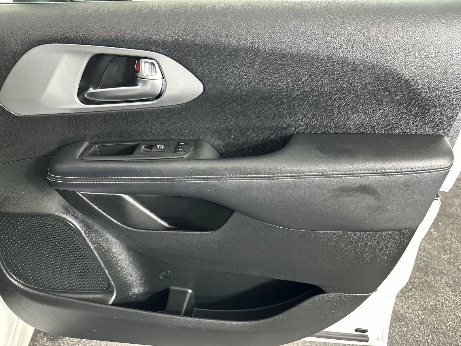 Used 2023 Chrysler Pacifica Touring image 34