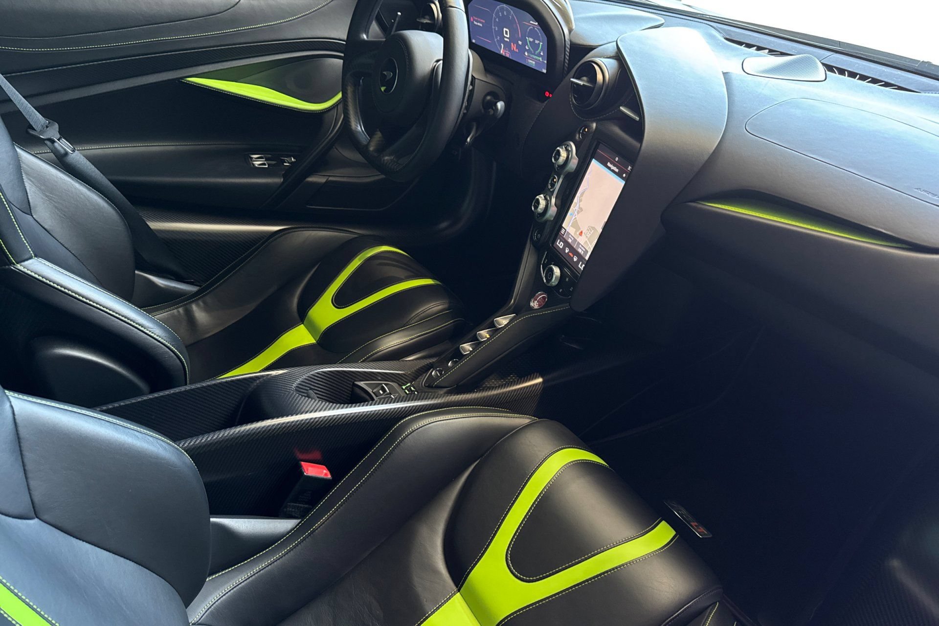 Used 2022 McLaren 765LT RWD image 17