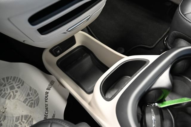Used 2024 Chrysler Pacifica Touring-L FWD image 21