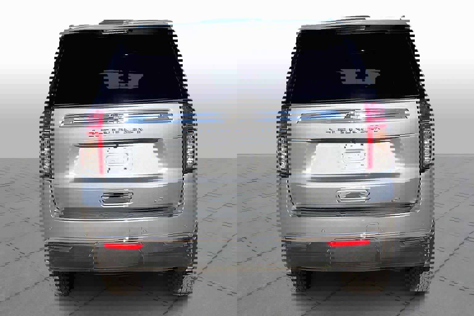 Used 2023 Chevrolet Suburban LT w/ Luxury Package image 4