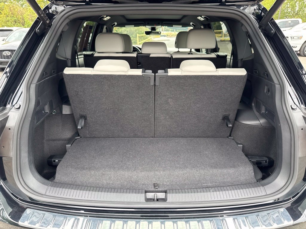 Certified 2024 Volkswagen Tiguan SE R-Line FWD image 28