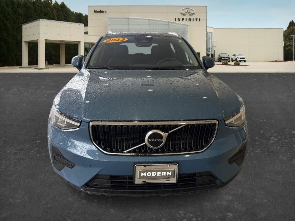 Used 2023 Volvo XC40 B5 Core AWD/4WD image 2
