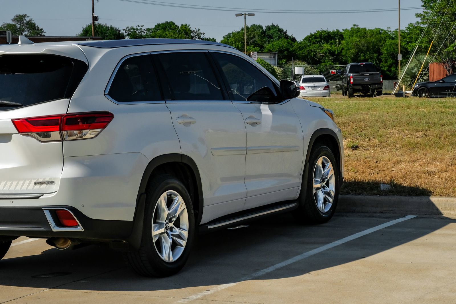 Used 2019 Toyota Highlander Limited FWD image 12