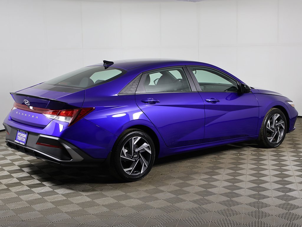 Certified 2025 Hyundai Elantra Sport image 8