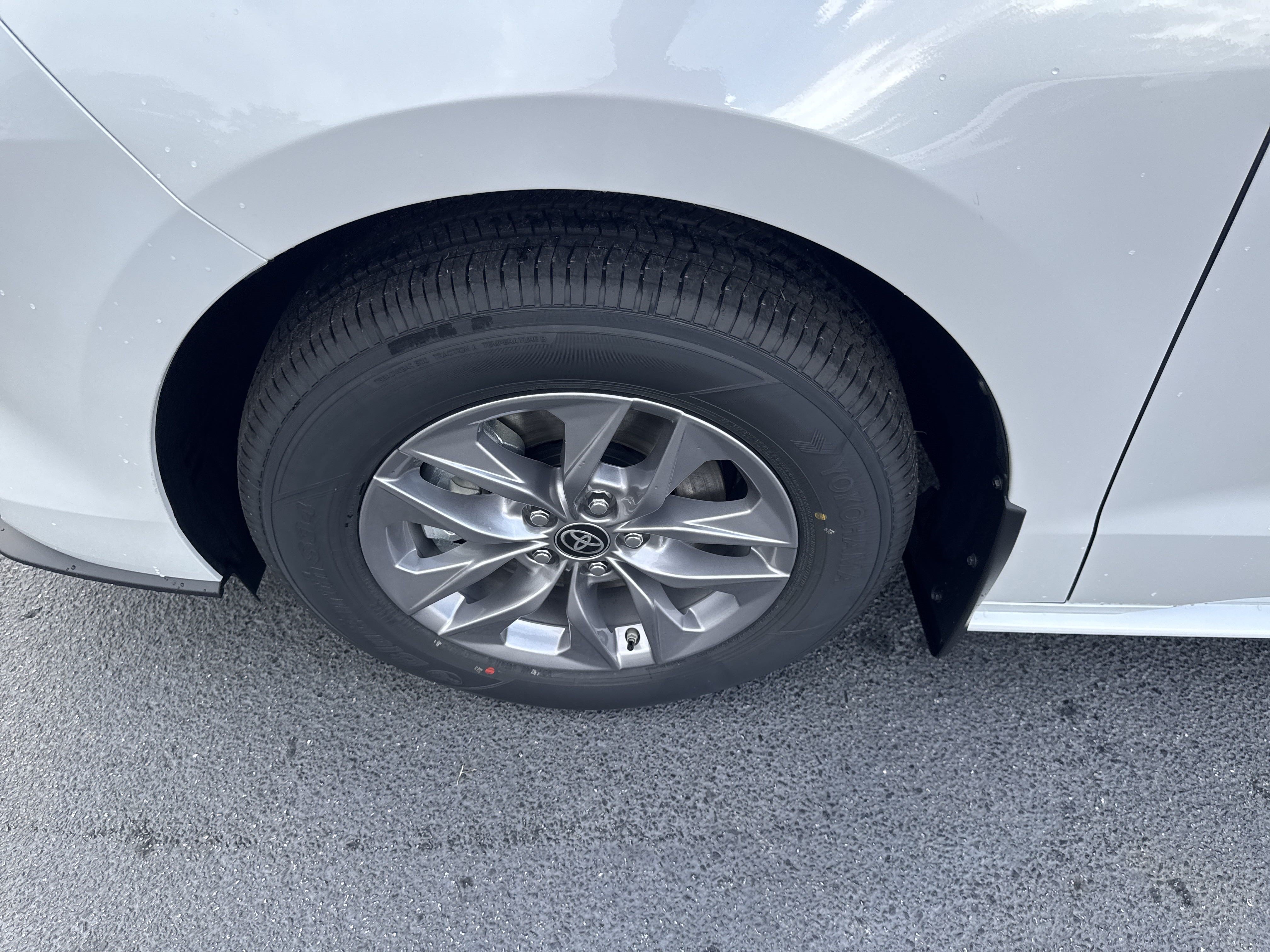 New 2025 Toyota Sienna XLE FWD image 9