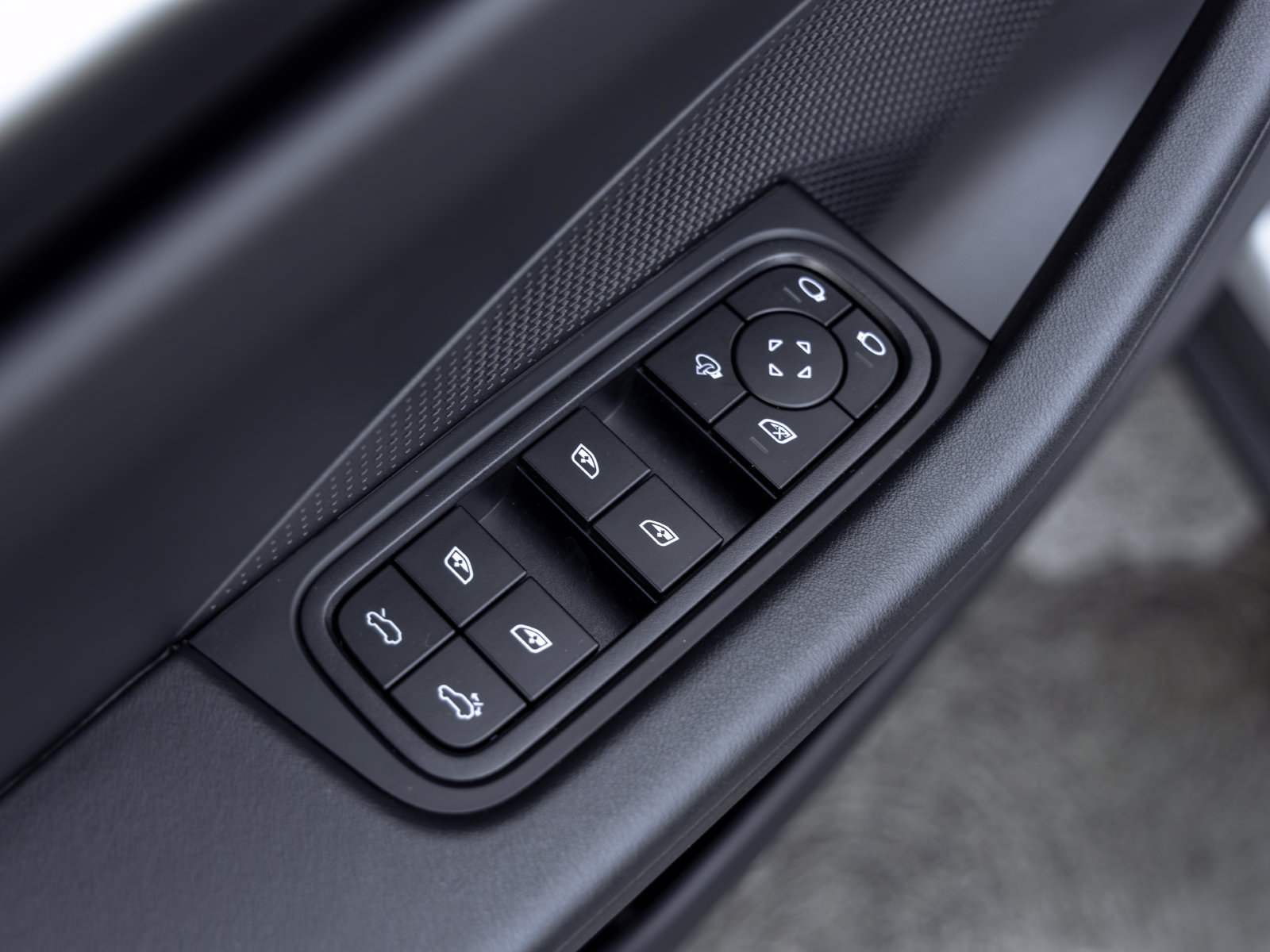 Certified 2025 Porsche Macan Electric RWD image 22