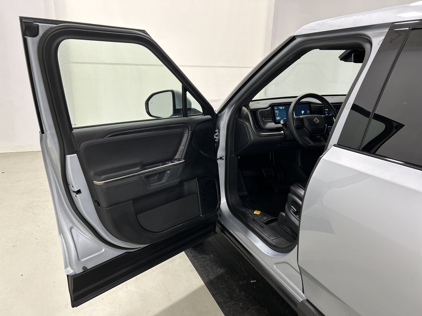 Used 2025 Rivian R1T Adventure Dual AWD/4WD image 16