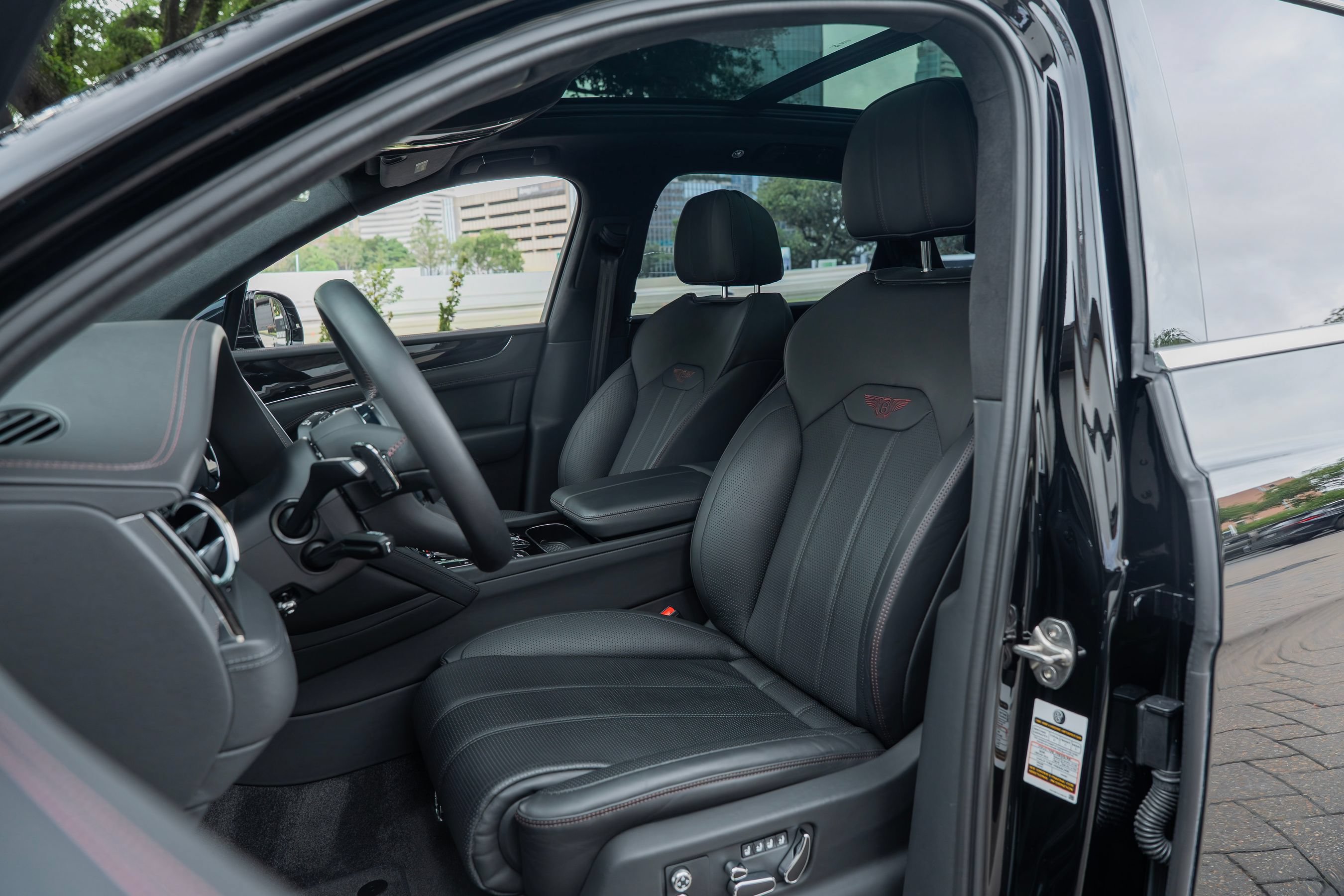 Certified 2024 Bentley Bentayga Plug-In Hybrid AWD/4WD image 8