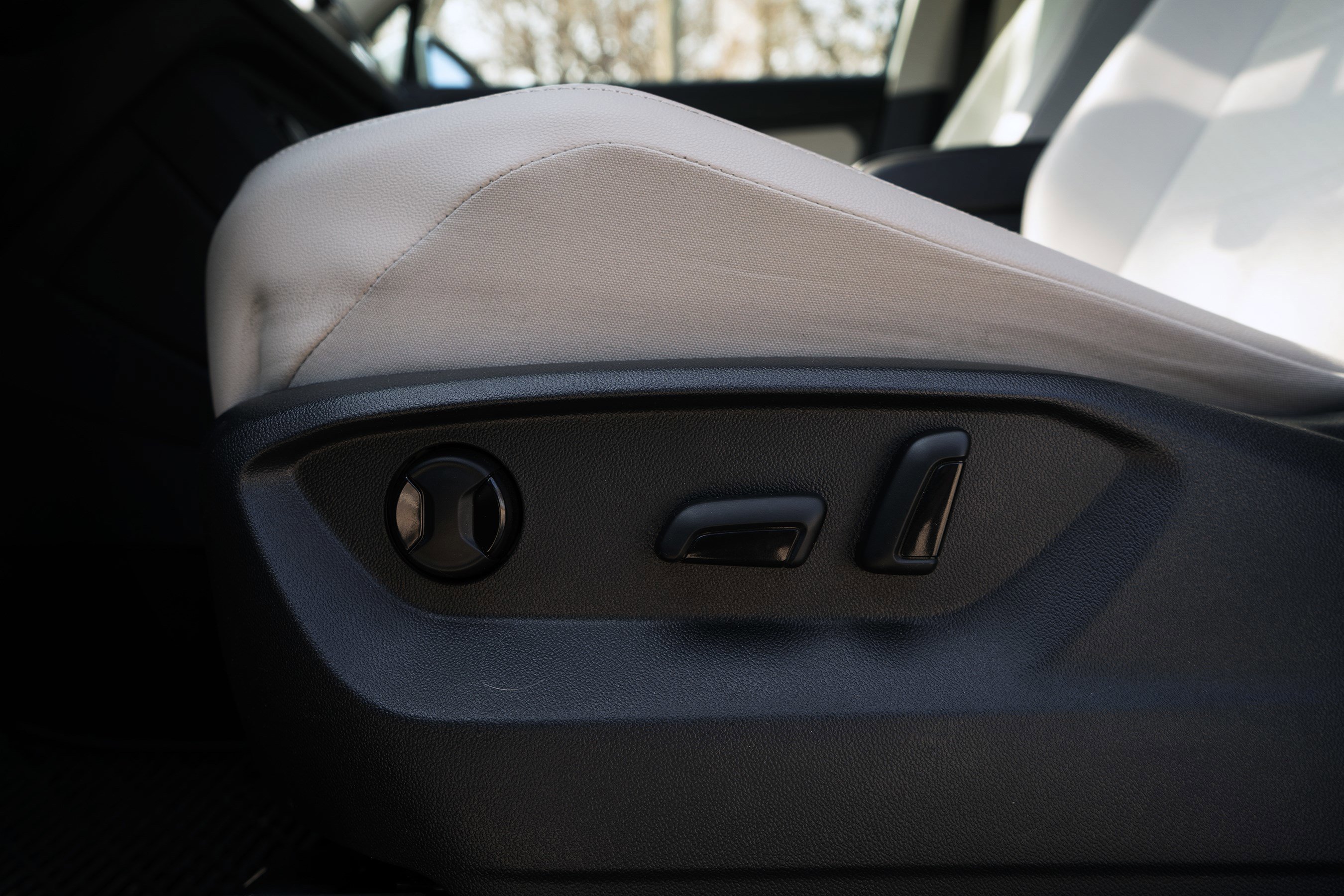 Used 2020 Volkswagen Tiguan SE w/ Panoramic Sunroof Package image 40