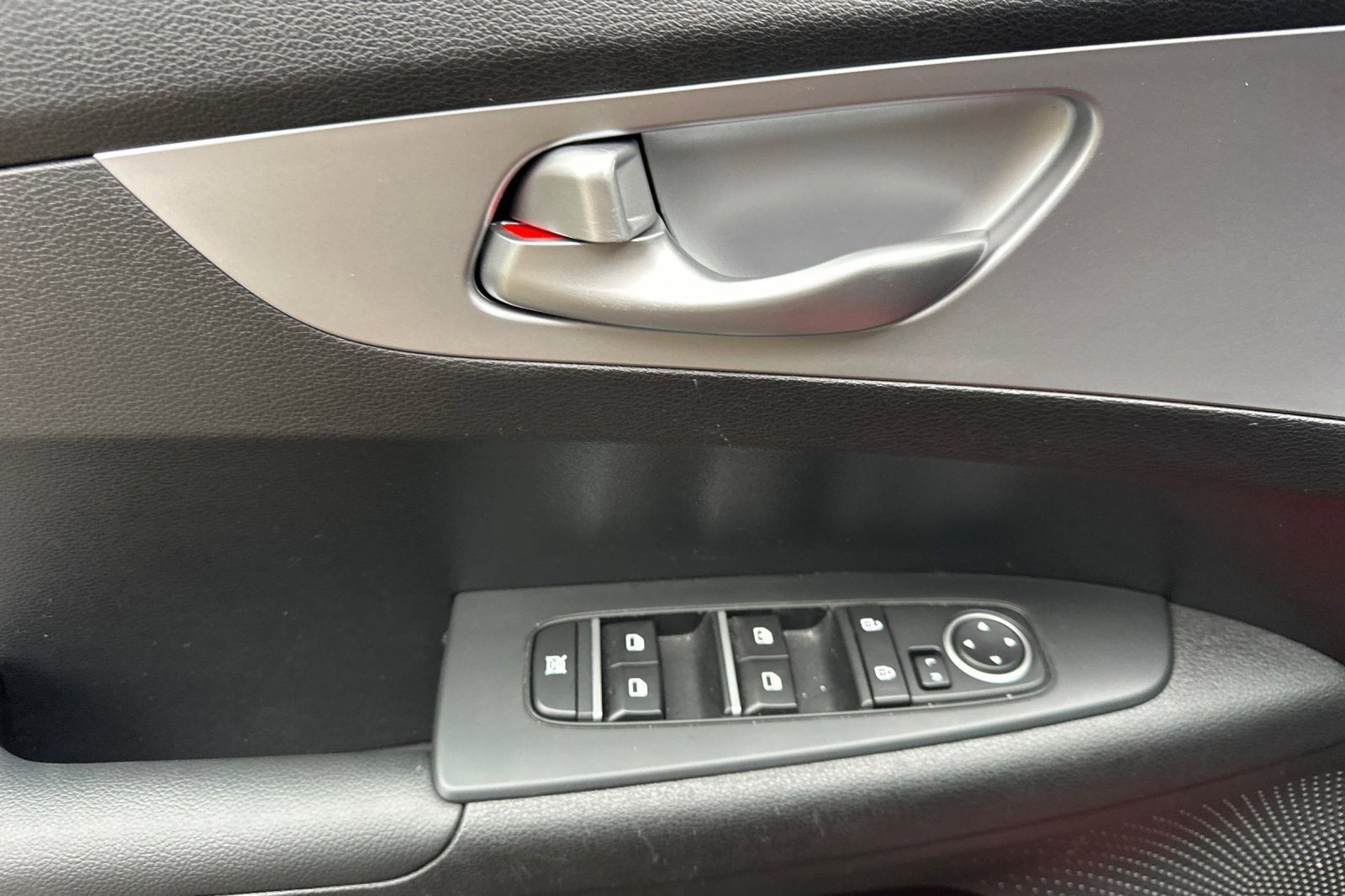 Used 2024 Kia Forte LXS image 8