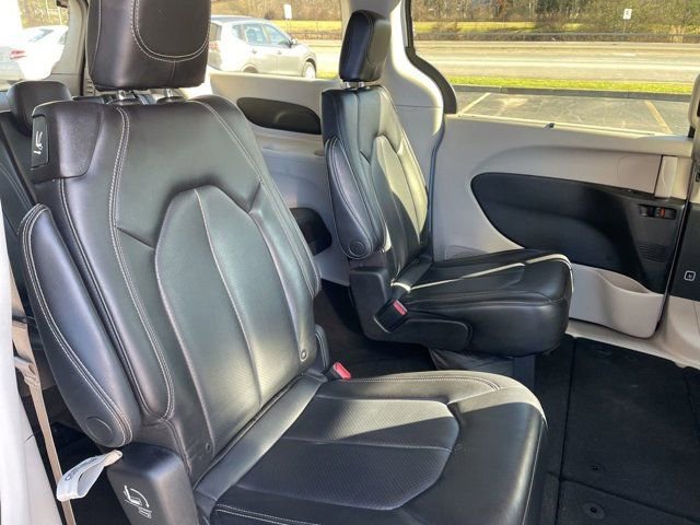Used 2023 Chrysler Pacifica Touring-L image 13