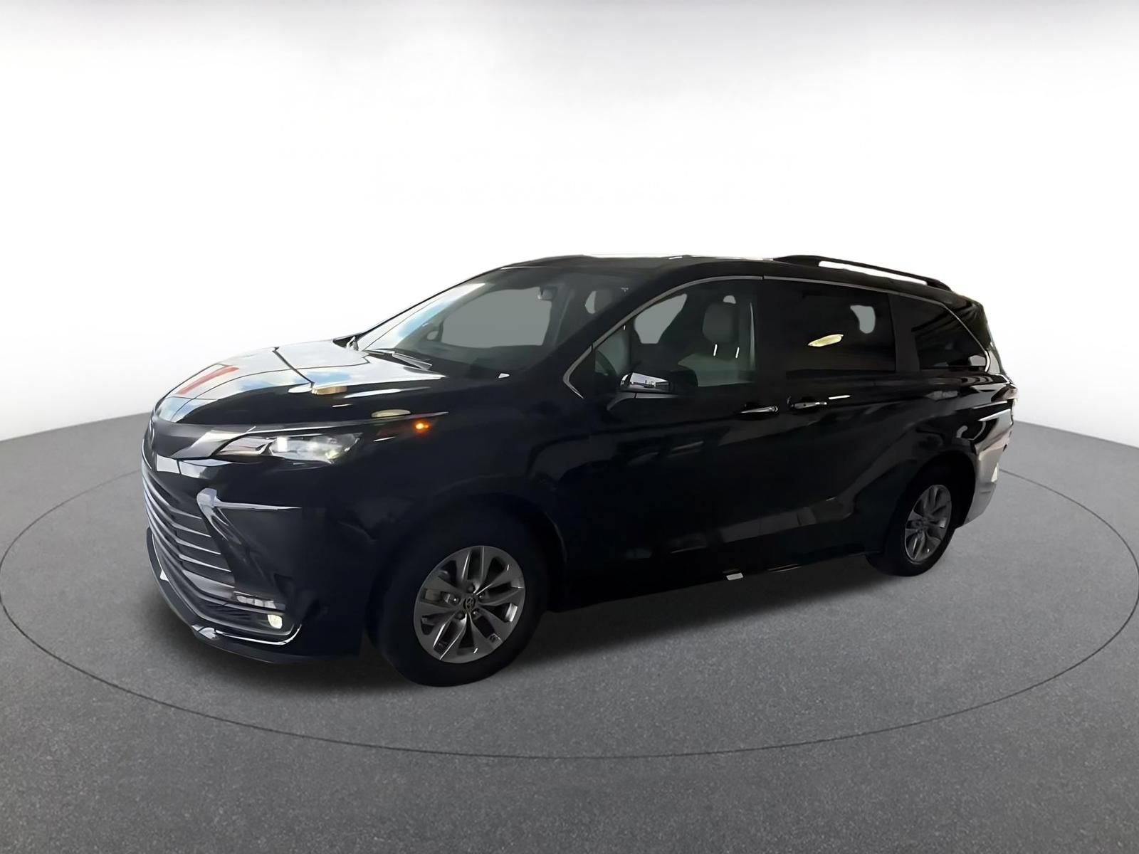 Used 2025 Toyota Sienna XLE FWD image 7