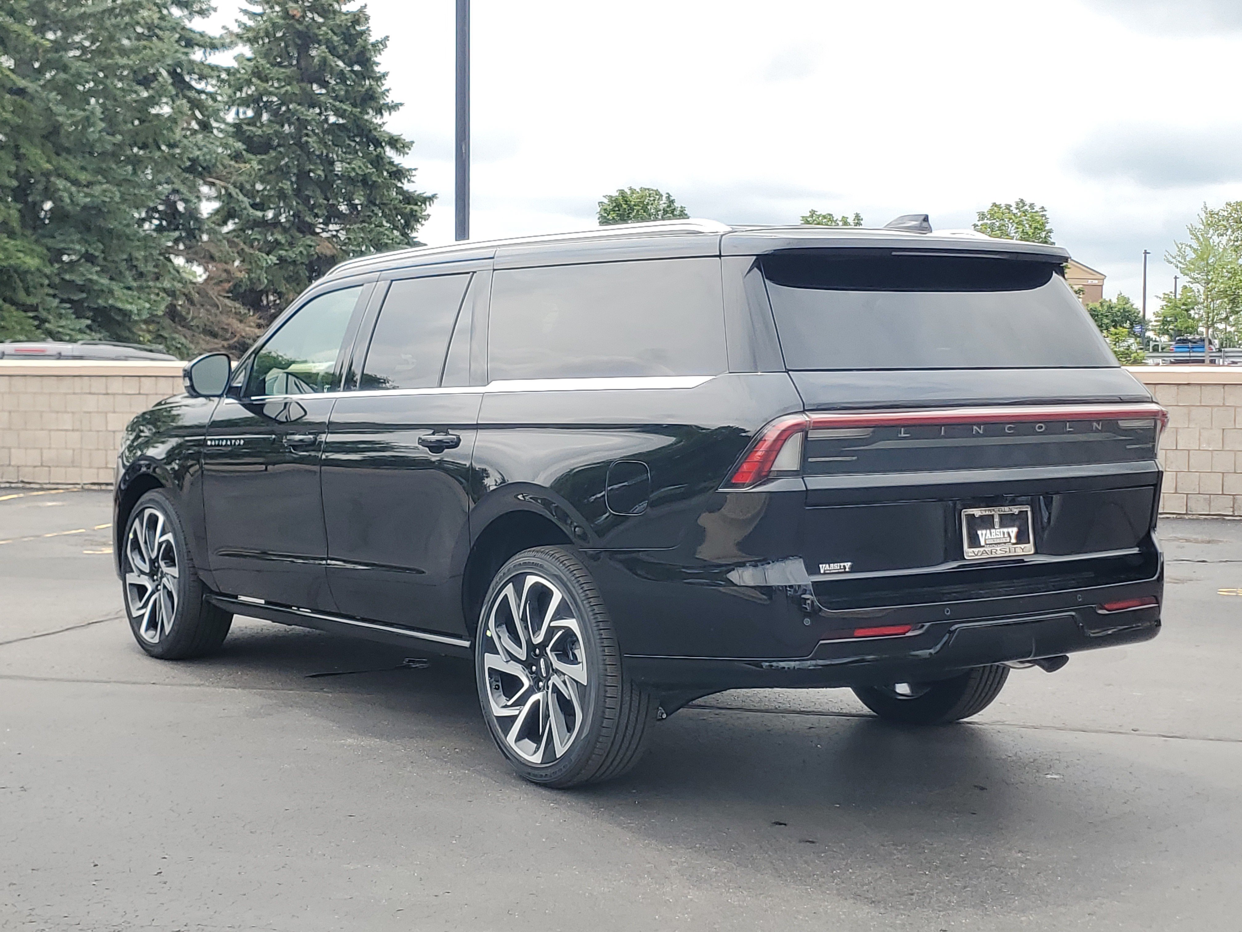 New 2026 Lincoln Navigator L Black Label AWD/4WD image 3