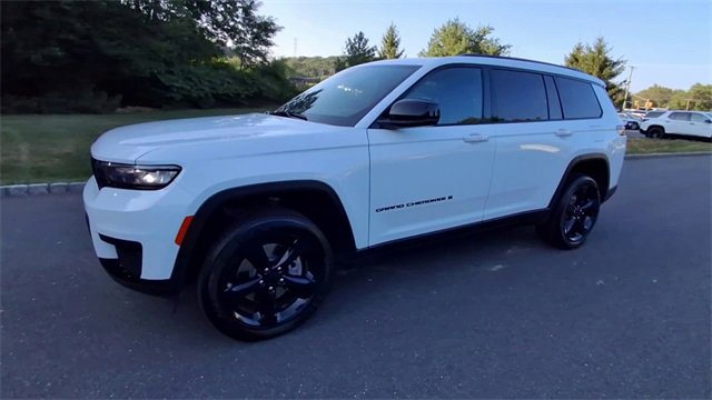 Used 2024 Jeep Grand Cherokee L Laredo image 4