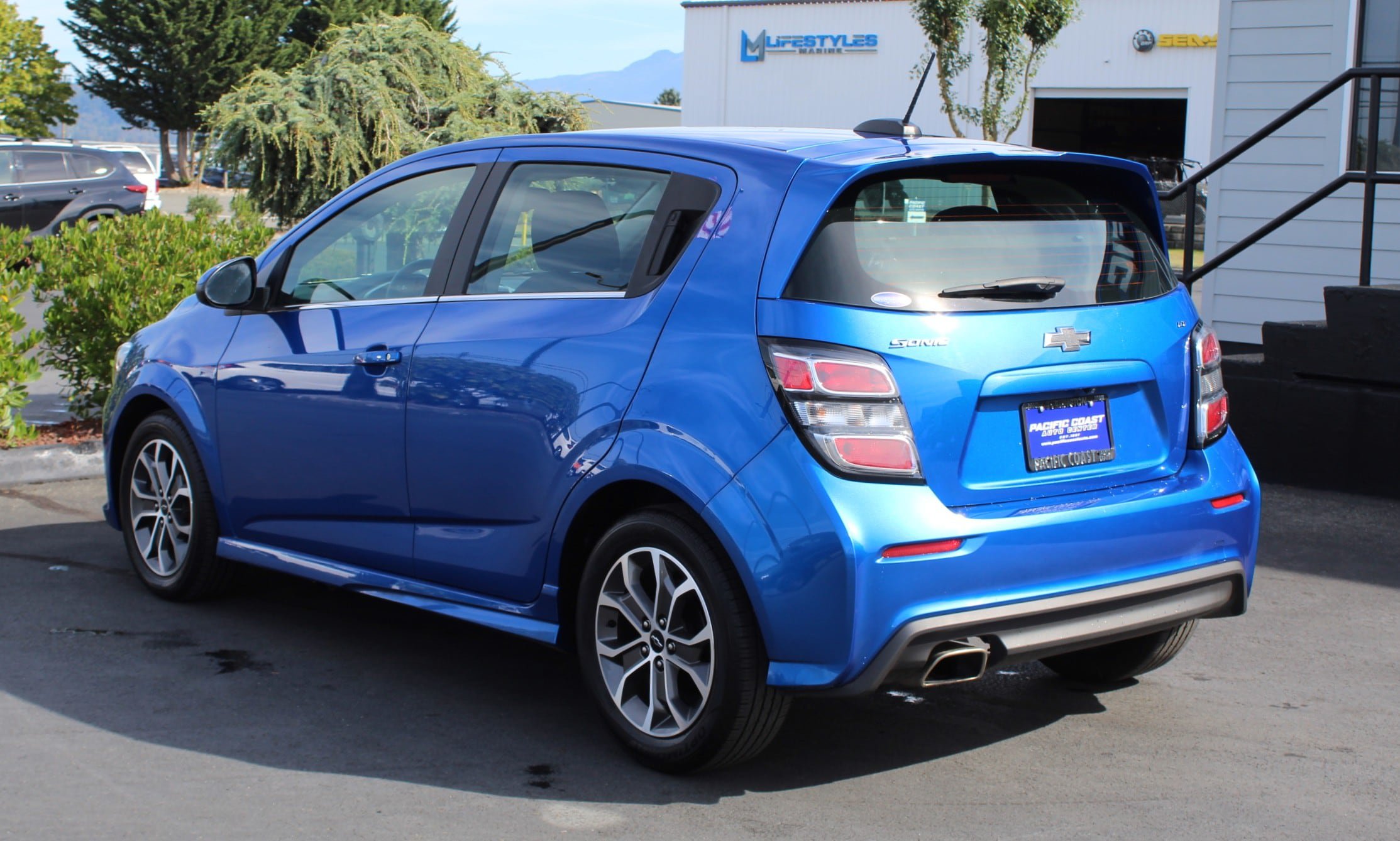 Used 2018 Chevrolet Sonic LT w/ Convenience Package FWD image 4