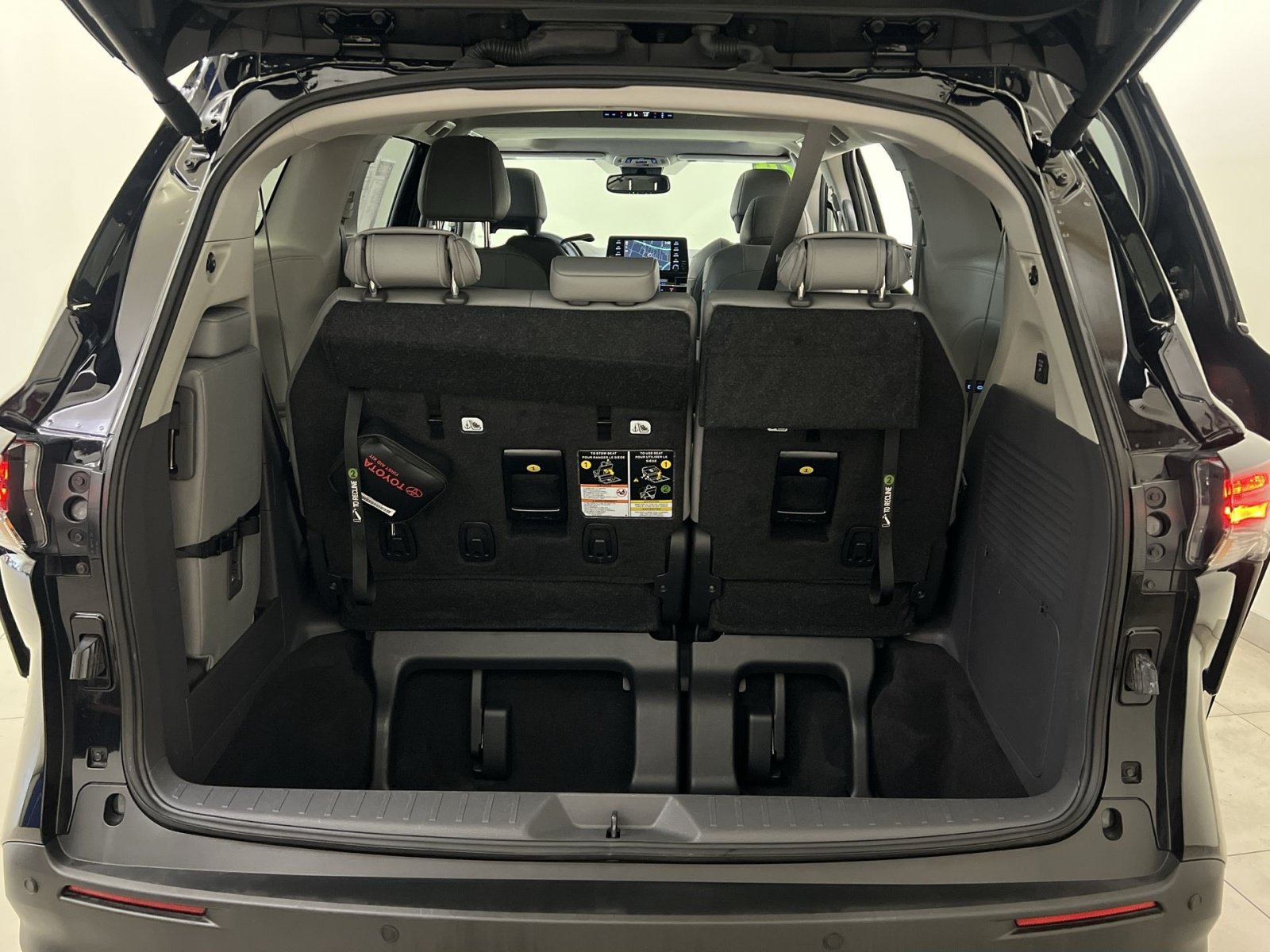 Used 2024 Toyota Sienna XLE w/ XLE Plus Package FWD image 26