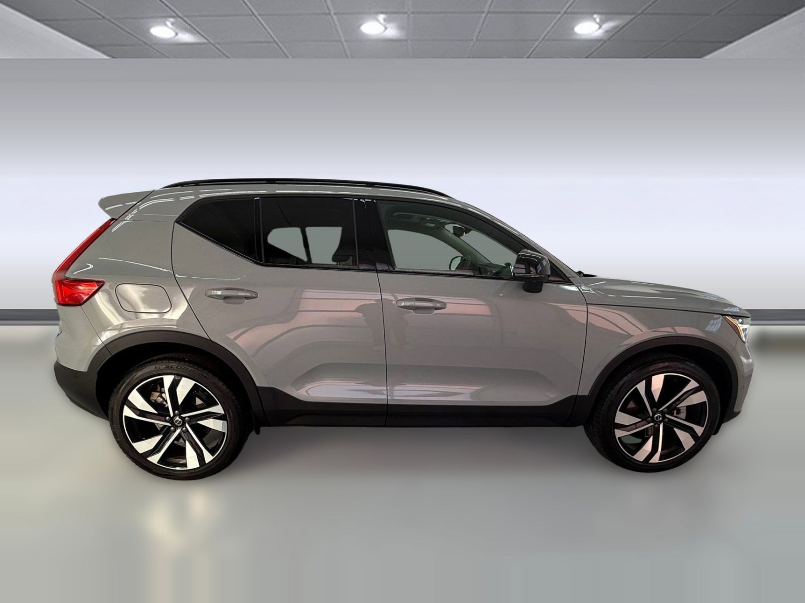 Used 2024 Volvo XC40 B5 Plus image 7