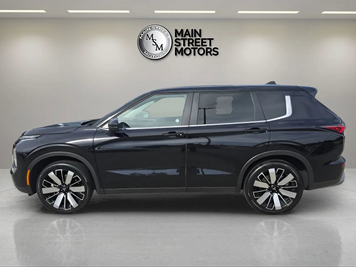 Used 2025 Mitsubishi Outlander SE image 2