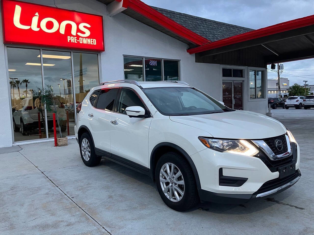 Used 2018 Nissan Rogue SV w/ Premium Package image 7