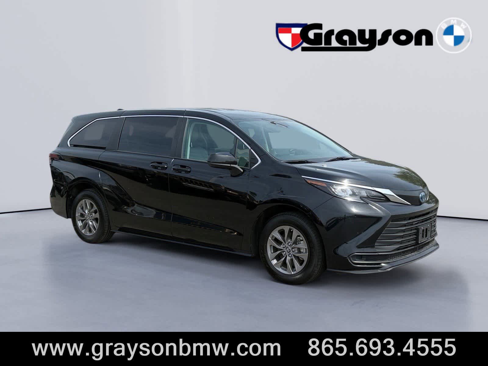 Used 2024 Toyota Sienna LE FWD image 1