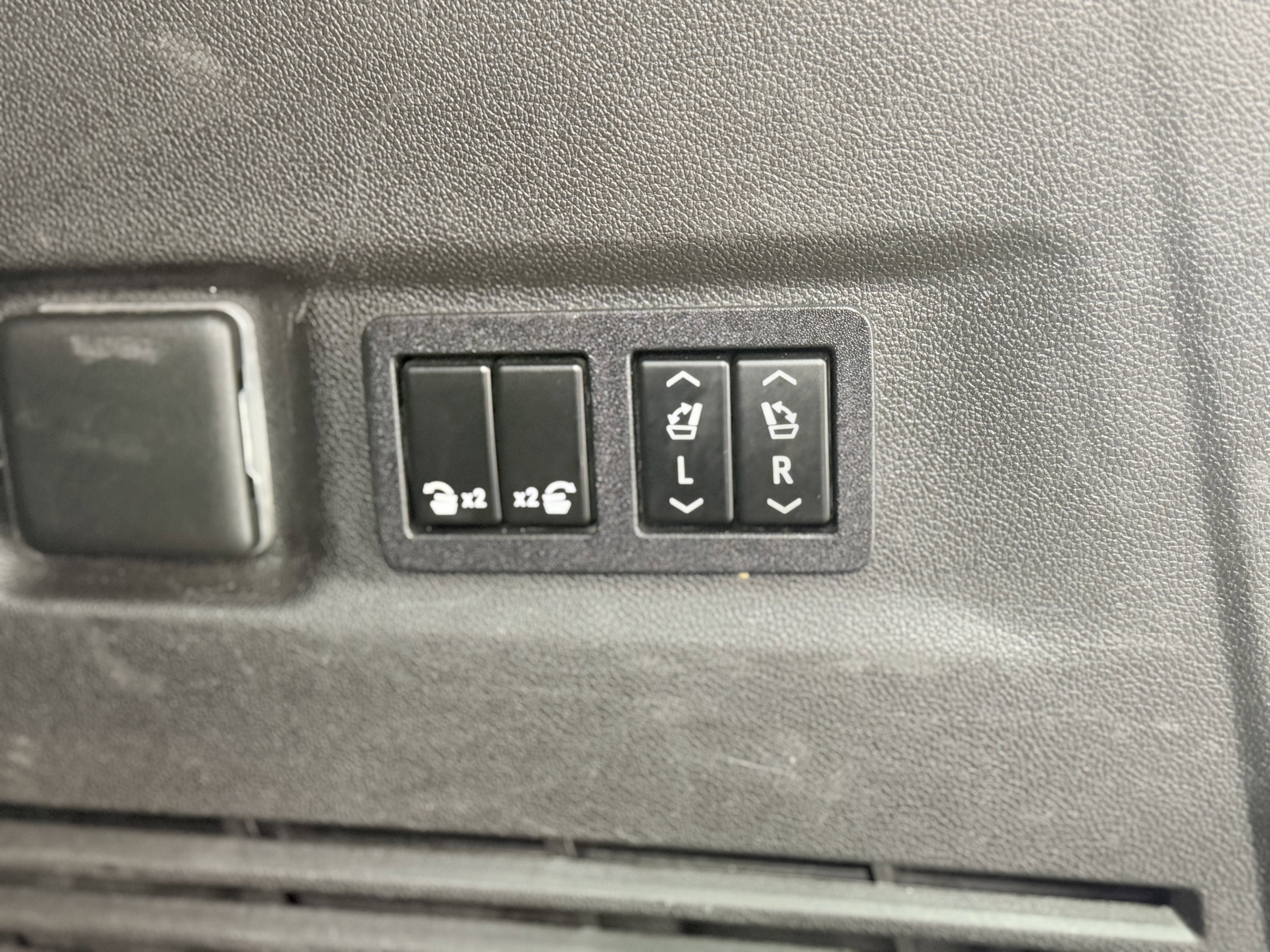 Used 2021 Chevrolet Suburban Premier w/ Premium Package image 12