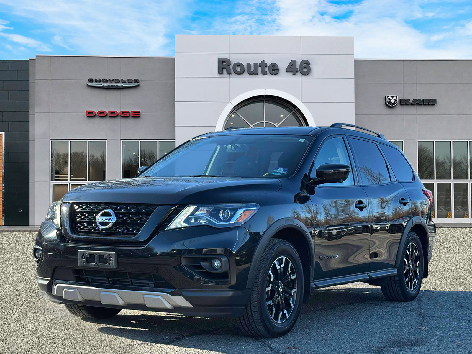Used 2019 Nissan Pathfinder SL image 2