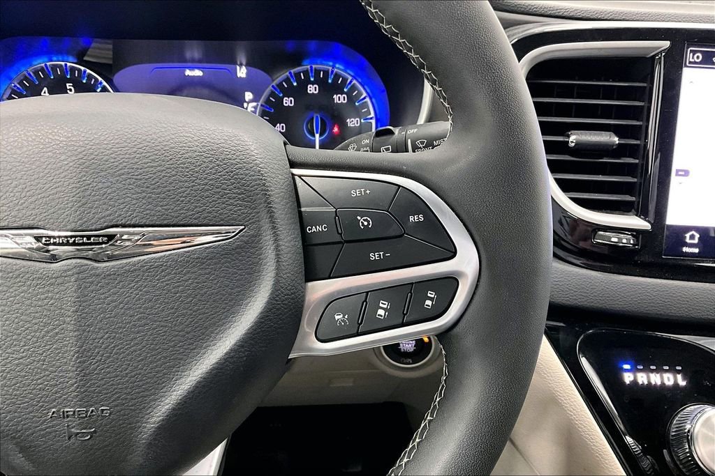 Used 2023 Chrysler Pacifica Touring-L image 23