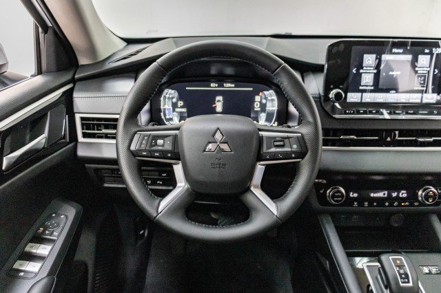 New 2025 Mitsubishi Outlander SE image 18