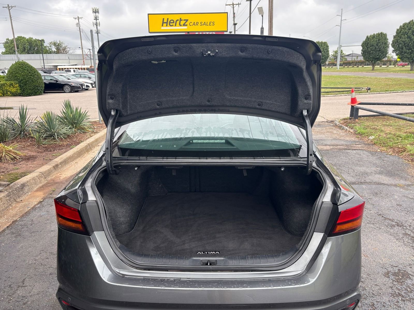Used 2025 Nissan Altima 2.5 SV FWD image 31