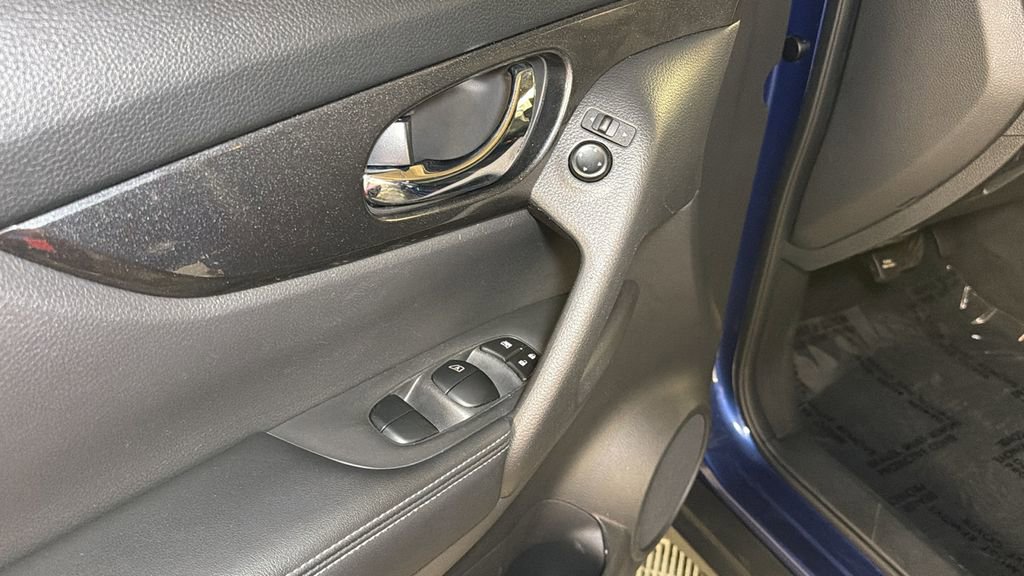 Used 2020 Nissan Rogue SV image 18