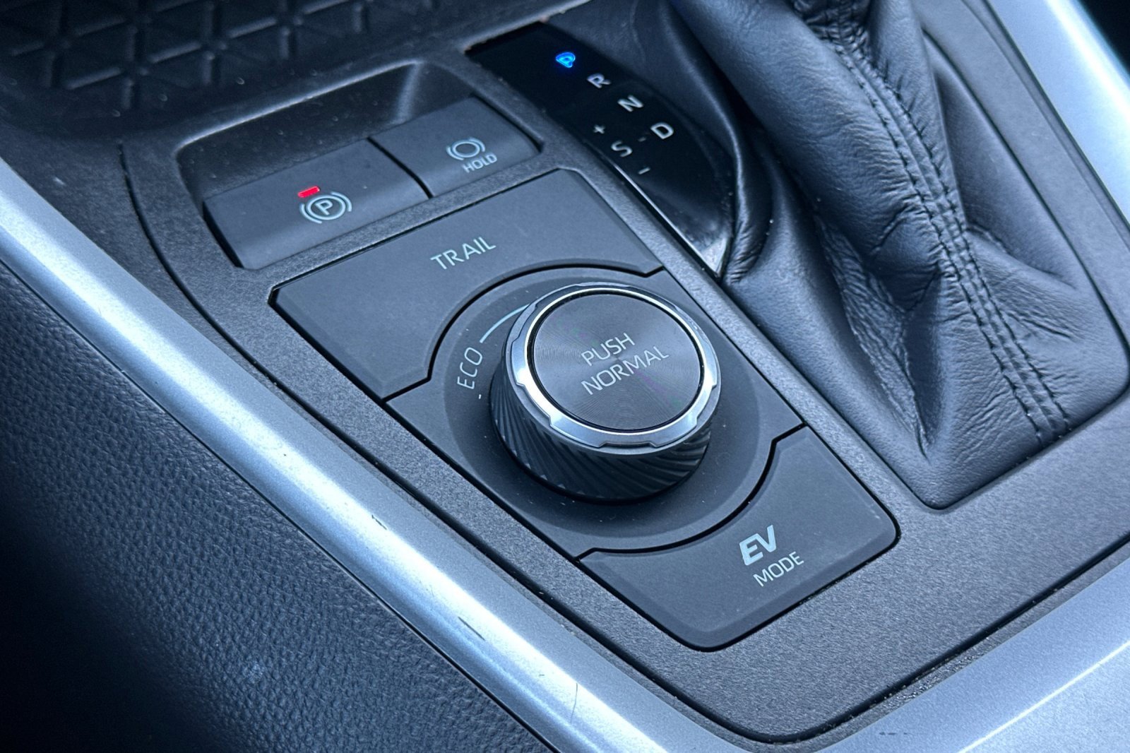 Used 2022 Toyota RAV4 LE image 31