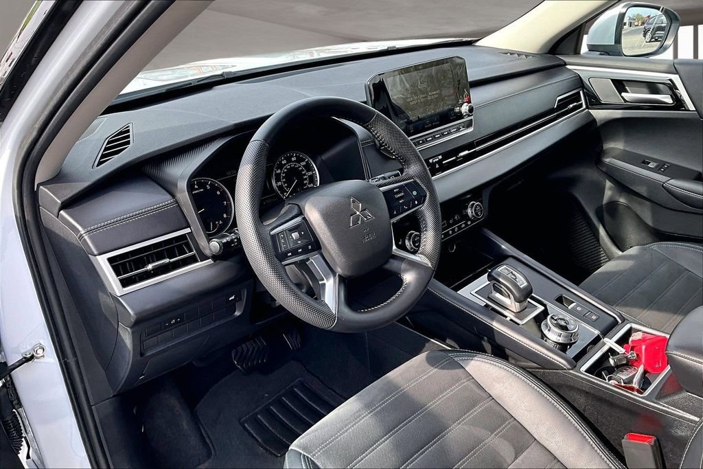 Used 2023 Mitsubishi Outlander SE image 15