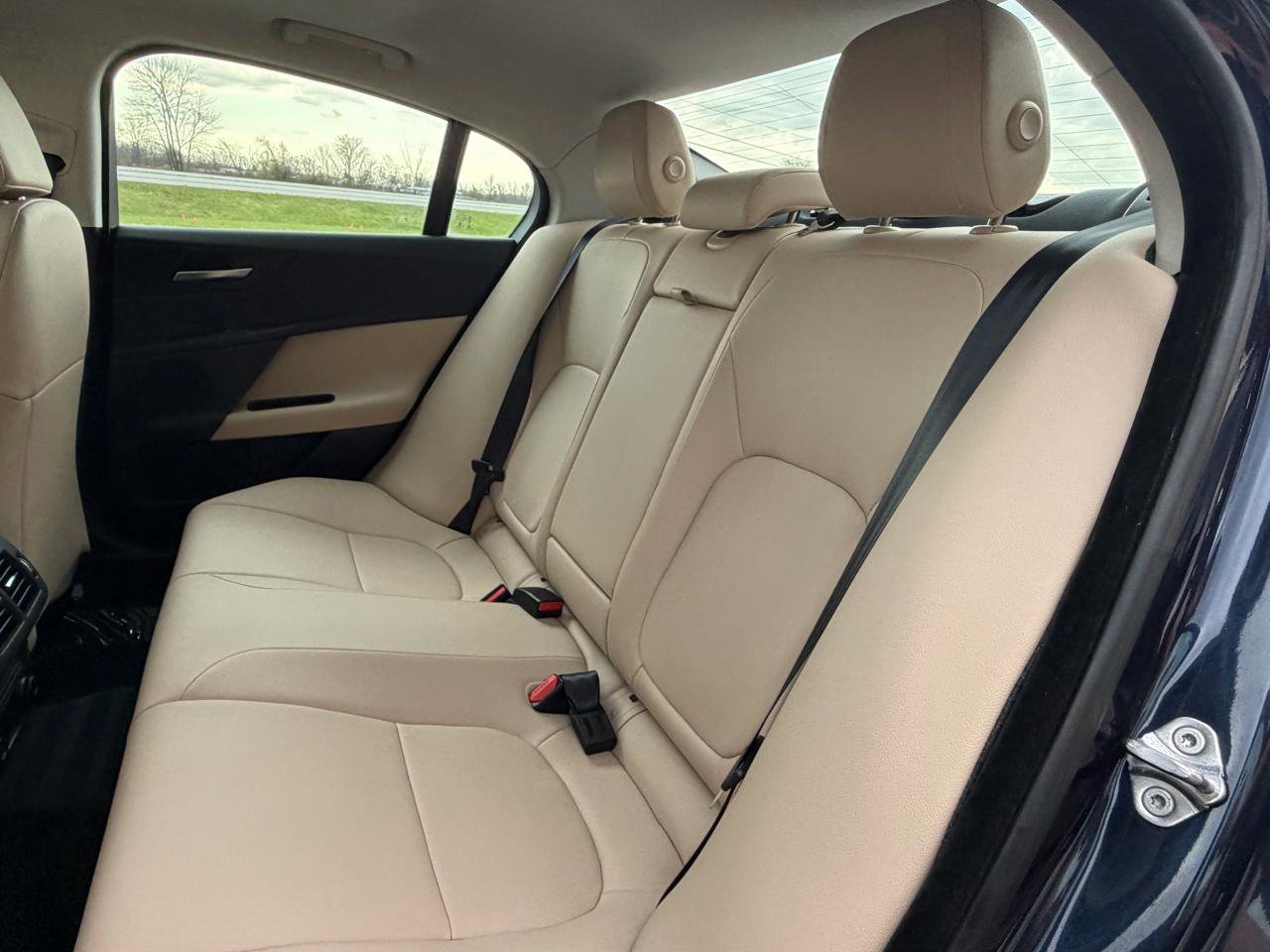 Used 2017 Jaguar XE Premium image 25
