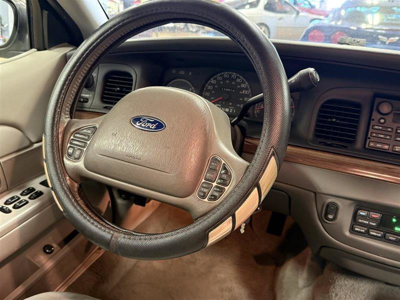 Used 2003 Ford Crown Victoria LX RWD image 22
