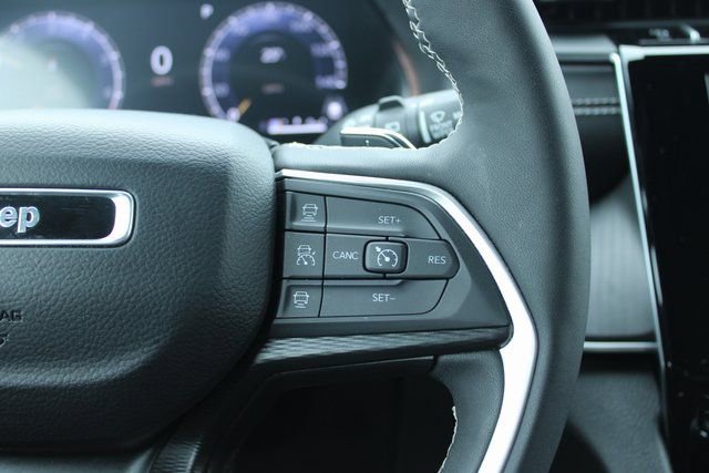 Used 2025 Jeep Grand Cherokee Laredo w/ Luxury Tech Group I AWD/4WD image 25