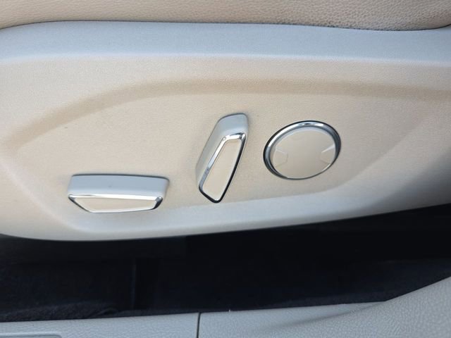 Used 2017 Ford Fusion SE w/ Fusion SE Technology Package FWD image 19