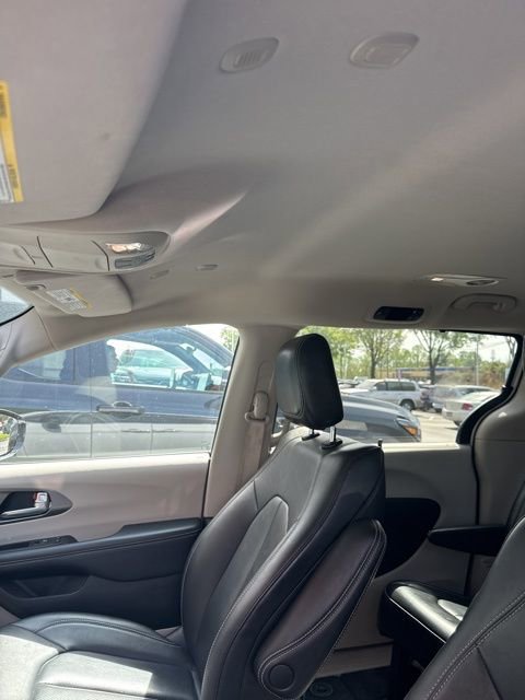 Used 2024 Chrysler Pacifica Touring-L image 13