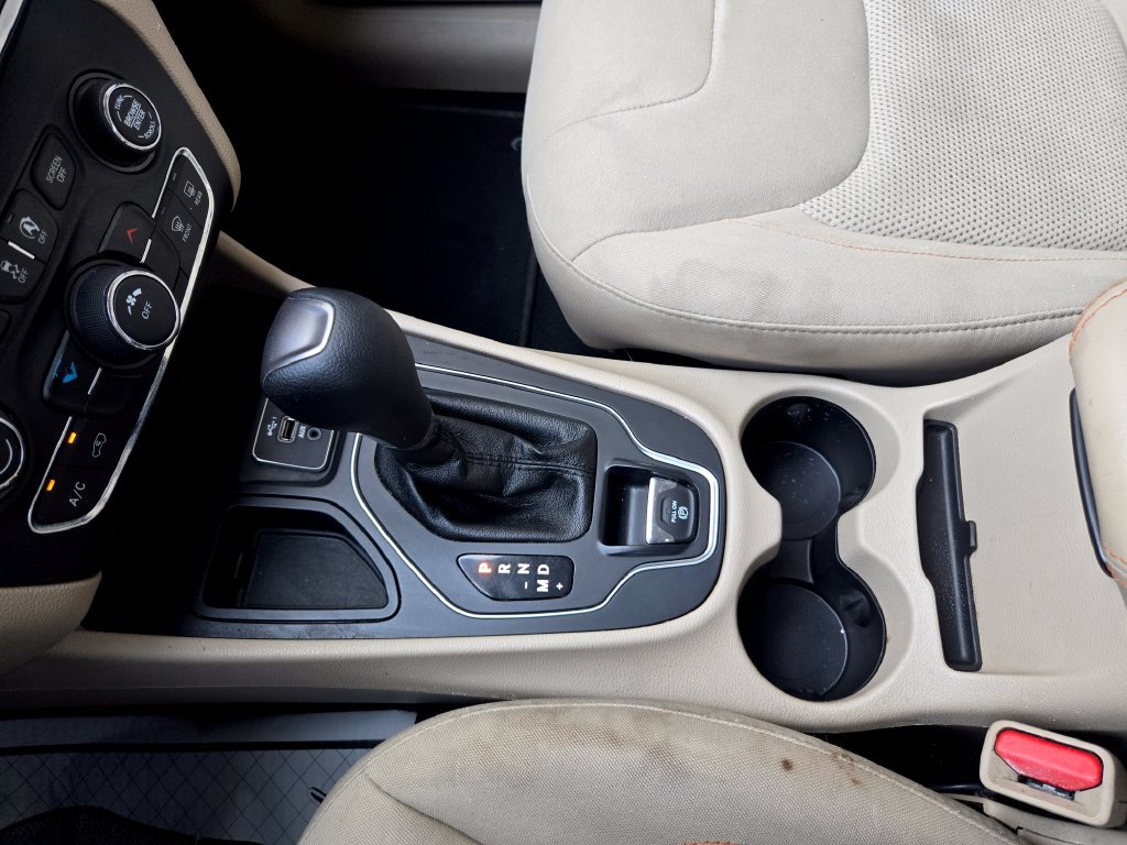 Used 2019 Jeep Cherokee Latitude w/ Popular Appearance Group FWD image 24