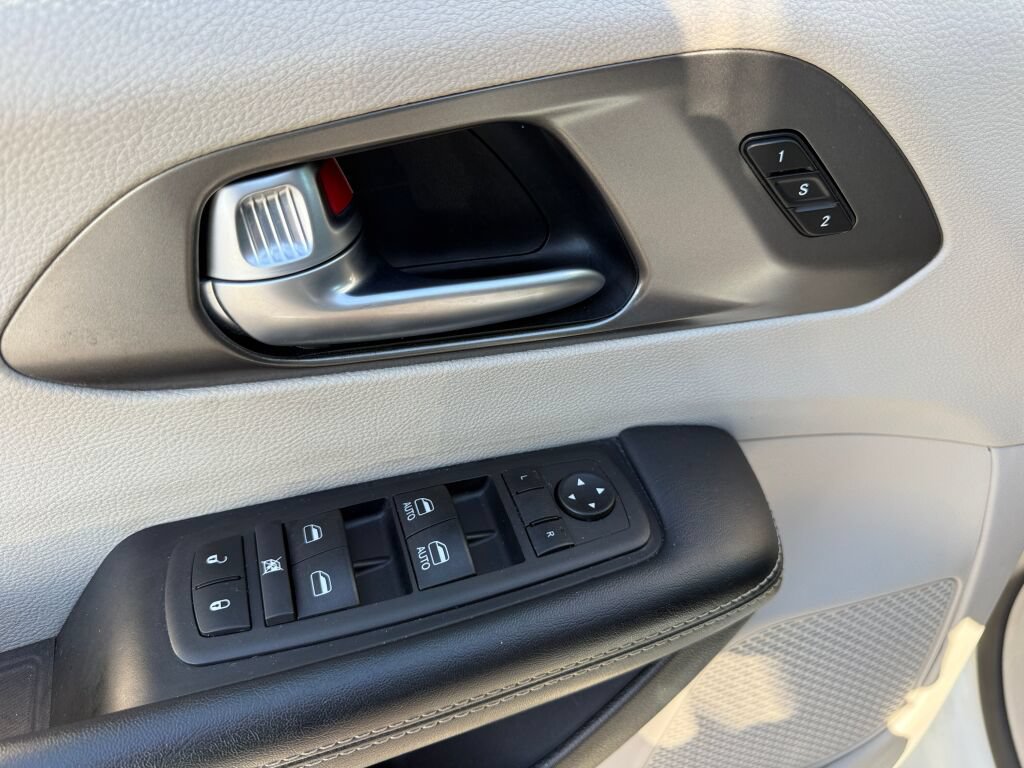 Used 2024 Chrysler Pacifica Touring-L FWD image 22