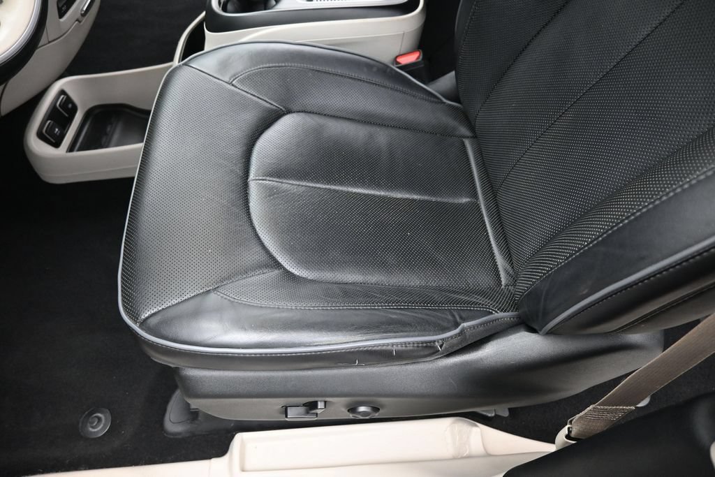 Used 2020 Chrysler Pacifica Limited FWD image 10