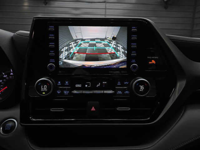 Used 2021 Toyota Highlander LE FWD image 28