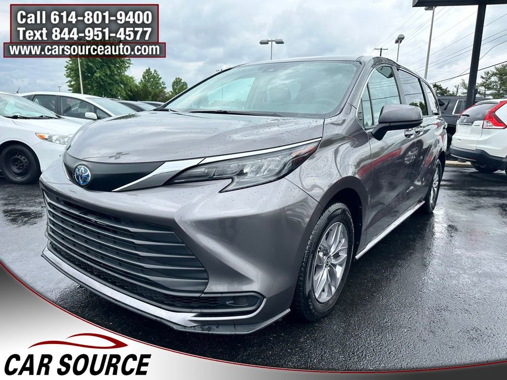 Used 2024 Toyota Sienna LE FWD image 2